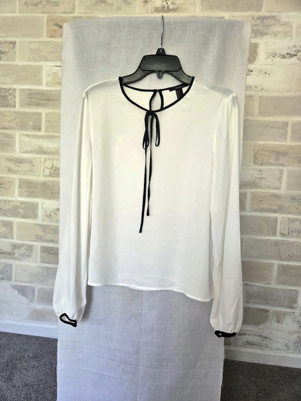 Forever 21 Long Sleeve Blouse in White Large Like New